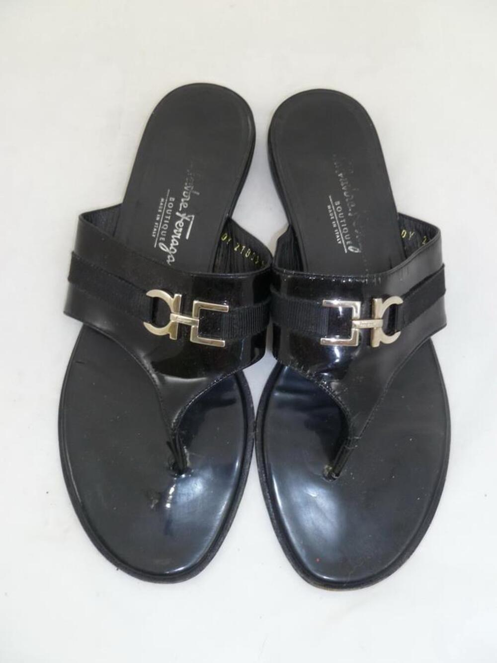 SALVATORE FERRAGAMO GANCINI 8 B USED  BLACK PATENT LEATHER SANDALS/FLIP FLOPS